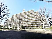 【外観】　静かな住宅街に映える、端正なマンション。暮らしの舞台にふさわしい、落ち着きと品格を備えています。