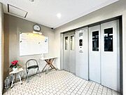 【エントランス】　エレベーターも完備されています。