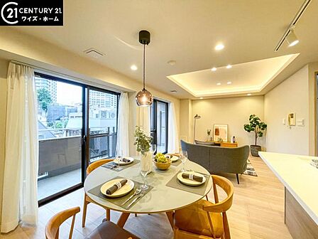 【LDK:17.7帖】 料理中も、宿題をする子どもと目が合う。夫婦の会話も自然と弾む。家族それぞれの時間が、ゆるやかにつながる住空間です。