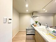 【キッチン】　家族の笑顔が集まるリビング。料理しながら子どもを見守れるカウンターキッチンで、毎日がちょっと特別になる暮らし。