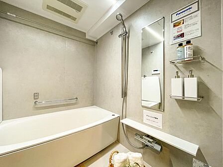 【浴室】 疲れた体をしっかりとほぐすことができる安らぎの時間。ゆったりと体を沈められるサイズ感です