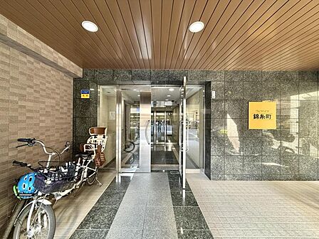 【エントランス】 外観に馴染む端正なエントランスが迎える