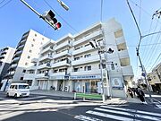 【外観】　清潔感あふれる白い外観が街並みに調和