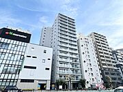 【外観】　静かな住宅街に映える、端正なマンション。暮らしの舞台にふさわしい、落ち着きと品格を備えています。