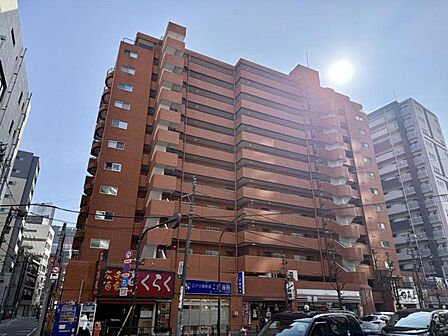 【外観】 静かな住宅街に映える、端正なマンション。暮らしの舞台にふさわしい、落ち着きと品格を備えています。
