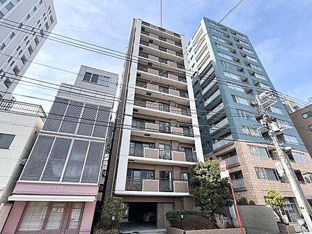 【外観】 静かな住宅街に映える、端正なマンション。暮らしの舞台にふさわしい、落ち着きと品格を備えています。