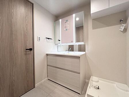 【洗面所】 収納充実の洗面室。タオル類や洗濯洗剤などの収納に大活躍してくれます。