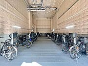 【駐車場】　屋根付きの駐輪場は雨の日などにとても重宝します