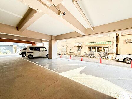 【駐車場】 敷地内の駐車場は防犯面でも安心感があります