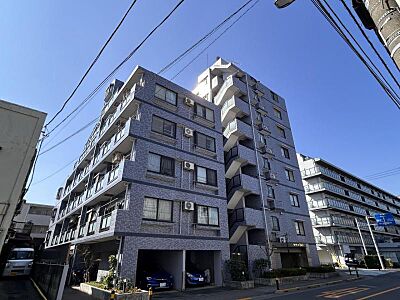 外観：【外観】　静かな住宅街に映える、端正なマンション。暮らしの舞台にふさわしい、落ち着きと品格を備えています。