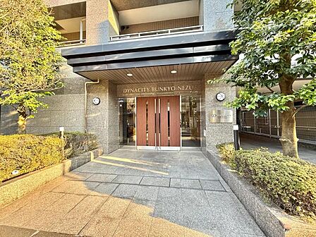 【エントランス】 しっかりと管理が行き届き開放感があり明るいマンションの顔