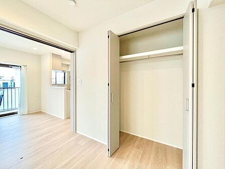 【収納】　大型のクローゼット完備。衣類だけではなく上部にバッグなどの小物、下部には季節の家電やスーツケース等スッキリと収納可能です