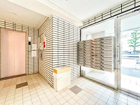 【エントランス】　しっかりと管理が行き届き開放感があり明るいマンションの顔