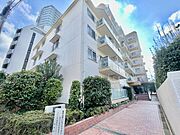 【外観】　閑静な住宅街に佇む、品のあるマンション。街の空気に溶け込む、穏やかな佇まいです。