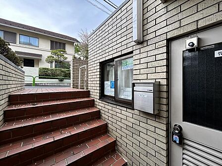 【エントランス】落ち着いた雰囲気のエントランスで皆様をお出迎え