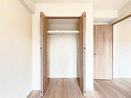 【収納】 大容量の収納が各部屋にあるから、生活感をスッキリ隠せる。来客時も慌てず、日常も気持ちよく。空間に余白があると心にも余裕が生まれます。