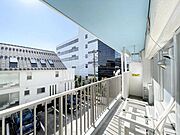 【バルコニー】心地よい風を感じながら過ごせる、ゆとりある空間です。
