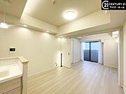 【LDK：8.7帖】落ち着いた色合いの内装で、居心地の良い空間を演出。