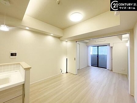 【LDK:8.7帖】落ち着いた色合いの内装で、居心地の良い空間を演出。