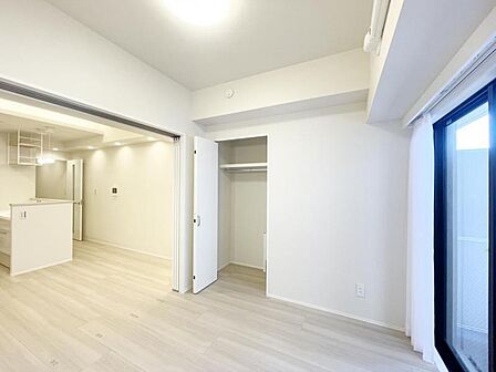 【洋室:4.9帖】収納もあり広々と使えます!プライベートルームはゆったり快適に?