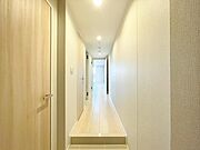 【玄関】　天井まであるシューズボックスはご家族分の収納でき収納力に優れています