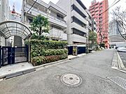 【エントランス】　優雅さも感じられる重厚で高級感のあるエントランスです。