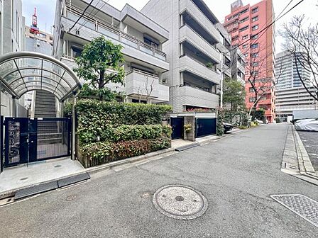 【エントランス】 優雅さも感じられる重厚で高級感のあるエントランスです。