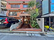 【エントランス】　清潔感のある明るいエントランスが、毎日の帰宅を心地よく迎えてくれます。