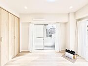 【洋室：6.6帖】明るい室内では、お好きな家具で好きな時間をお過ごしください