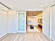 【洋室:4.2帖】明るく落ち着いた雰囲気のお部屋です。