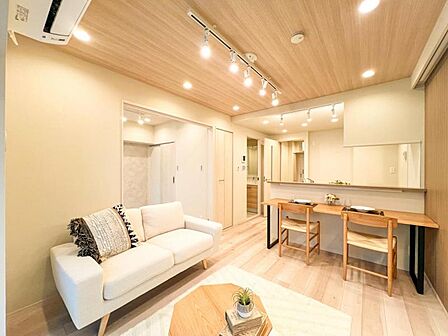 【LDK:10帖】 お洒落な新品家具付き販売でこのまま使える住空間。ソファに腰を掛けて仕事終わりのホッとするひと時をお過ごしいただけます