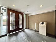【エントランス】建物の顔となる上品なエントランス。