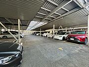 【駐車場】　車の出し入れもスムーズな使い勝手の良い駐車スペースです。