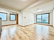 【LDK：19.9帖】　広いリビングでは、家族が集まり一緒の時間を過ごせる空間となっています。穏やかな時間を心ゆくまで堪能できるいごこちの良い住空間