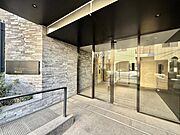 【エントランス】建物の印象を高める洗練された佇まい。