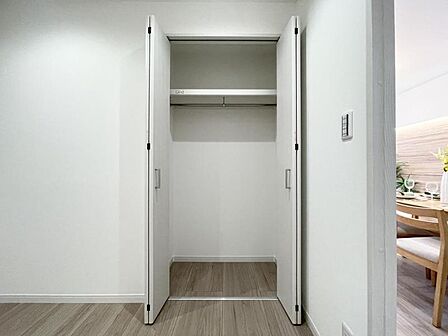 【収納】　室内を有効的にお使いいただける全居室収納付き枕棚も付いているので、洋服や雑貨など無駄なく収納いただけます