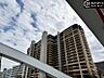 外観：青空にマッチした外観は何とも美しく街に馴染み住まう方に寄り添った佇まい