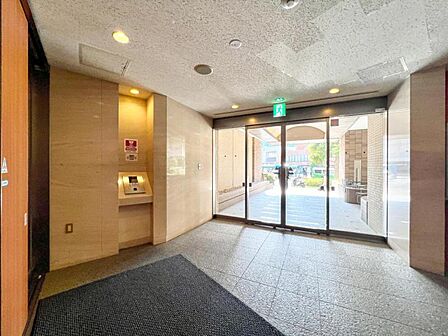 【エントランス】 優雅さも感じられる重厚で高級感のあるエントランスです。