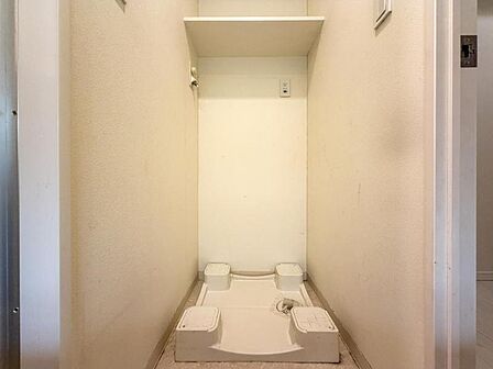 【洗面所】 大型ドラム式洗濯機も設置可能です。
