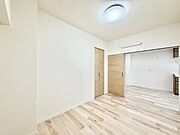 【洋室：6.0帖】　静かな洋室は、仕事にも読書にもぴったり。家族の気配を感じながらも、集中できる“自分時間”を確保できます。