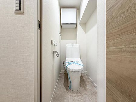 【トイレ】 小さなお子さまも使うトイレだからこそ、掃除のしやすさは大切。床材や壁の素材にも配慮され、日々のメンテナンスがぐっとラクになります。