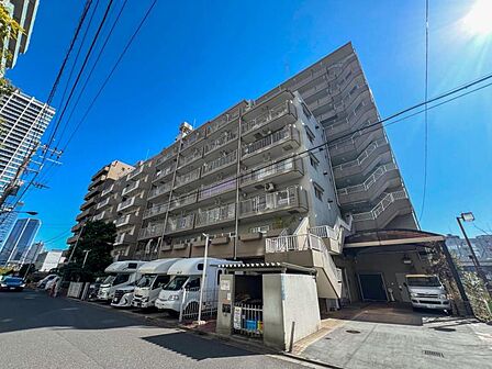 【外観】 静かな住宅街に映える、端正なマンション。暮らしの舞台にふさわしい、落ち着きと品格を備えています。
