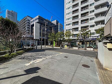 【エントランス】 解放感と奥行きがあり道路からの視線も気になりません