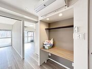 【収納】使い勝手の良い収納が豊富で、物が多くてもスッキリ片付けられます。