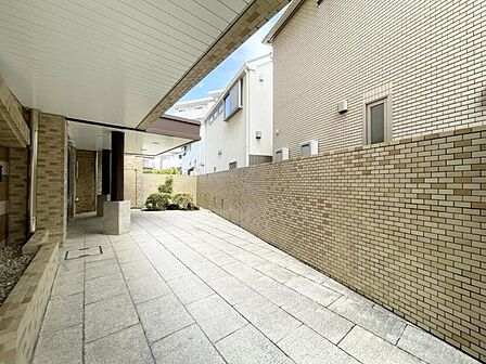 【エントランス】住まいの顔ともいえるエントランスは、上品で洗練された印象に仕上がっています。