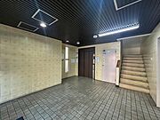 【エントランス】　しっかりと管理が行き届き開放感があり明るいマンションの顔