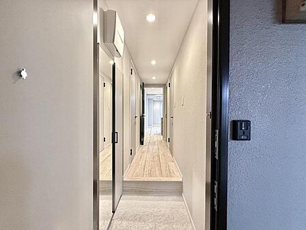 【玄関】住まいの顔となるすっきりと明るい玄関