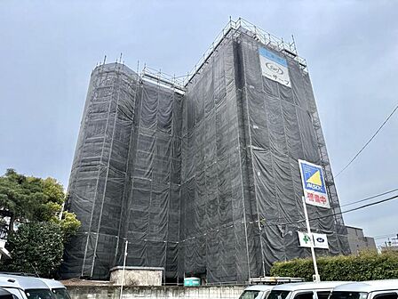 【外観】 閑静な住宅街に佇む、品のあるマンション。街の空気に溶け込む、穏やかな佇まいです。
