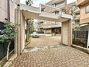【エントランス】　豊かな植栽に包まれたエントランスアプローチ。緑が導く私邸への道。