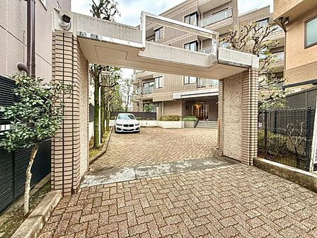 【エントランス】 豊かな植栽に包まれたエントランスアプローチ。緑が導く私邸への道。
